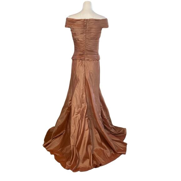 JS Collections Off Shoulder Shirred Taffeta Gown in Copper Size 6 US - Picture 8 of 11